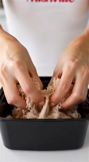 CHICKEN FRIED “RICE” IN A TUB 🥡🔥 Ever tried swapping rice for cauliflower? Game changer. Low-carb. High-protein. Big flavor. You’ll need: • Rotisserie chicken • Cauliflower rice • Scrambled eggs • Coconut aminos (or soy sauce) • Rice vinegar • Toasted sesame oil • Ginger • Green onions • Chili oil | Alice’s Daily Recipes