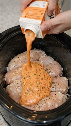 Slow Cooker Creamy Tomato Basil Chicken 🍅🍗