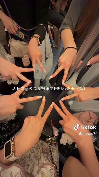 ParisVlogDay1🇫🇷🎥💕 着いて速攻パリ市内観光できてうれしかった💕ずっと動画で見てた景色が目の前にあって、ほんまにパリ来れたんやーて思って感動した( i ꒳ ​i ）💭✨ どの通りに入っても街並みが綺麗で、多分ずっと上見ながら歩いてた(=・ω・）ノ（笑） フランス人冷たいみたいなのよく聞くし正直びびってたけど、お店の人も、タクシーの運転手もみんないい人で優しかったなそーいえば！🍀💫 #Vlog #Paris #France ##パリ#フランス ##🇫🇷#フランス旅行 ##パリ旅行##旅行#海外旅行