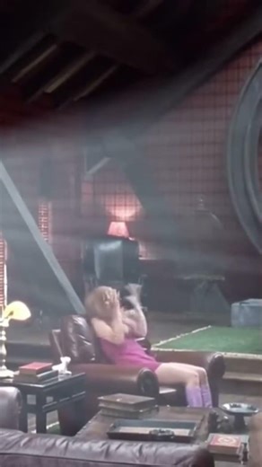 Scooby Doo 2002 Fred in Daphne's Body scared cover face in the chair #scoobydoo2002 #spookyisland