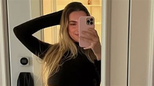 World's sexiest volleyball star Kayla Simmons lets gravity work in crop top