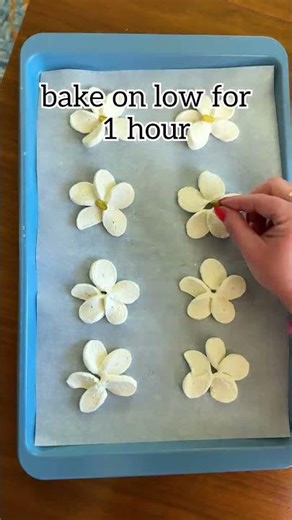 Crispy Cute Marshmallow Flowers! 🌸 #cakedecorating #treats #Marshmallow