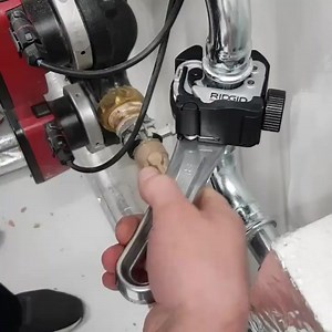 This is how we do it! 💪🏼💪🏼💪🏼 Pipecraft Heating uses the RIDGID 118 2-in-1 cutter for very fast and easy operations. 🙌🏻 Find it here: www.ridgid.eu/gb/en/2-in-1-close-quarters-autofeed-cutter | RIDGID Europe