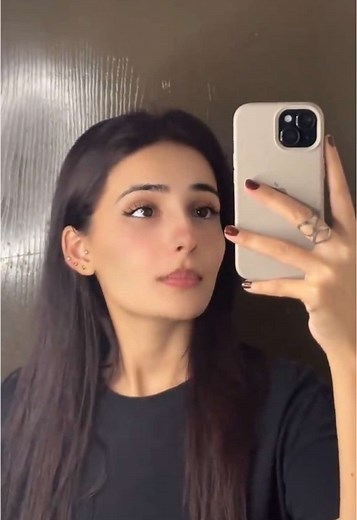 Elegant Mirror Selfie Techniques for Stunning Photos