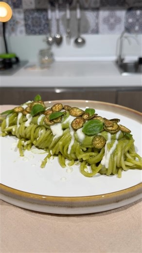1.8M views · 23K reactions | Con questa mia versione la Nerano sarà solo un ricordo 來 Ecco come preparare questo piatto spettacolare che vi farà fare un figurone con pochi euri 朗 Ingredienti x2 220g di Spaghetti 2 Zucchine chiare Basilico qb 1 spicchio di aglio Cremina di parmigiano 20 ml di Latte 40/50 g circa di Parmigiano Olio per Friggere | Mister Mario | Facebook