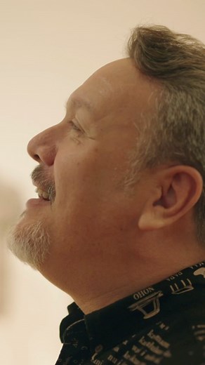 We’re dropping some #AlohaWear facts on #AlohaFriday. HoMA curator of textiles and historic arts of Hawai‘i Tory Laitila—who brought the exhibition “Fashioning Aloha” to life—reveals the influences behind aloha wear and common motifs. Link in bio to watch the rest of the video on YouTube. Video by @nmgnetwork for @hanahoumag. | Honolulu Museum of Art