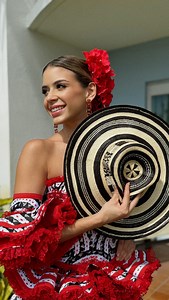 A la hora de celebrar, no hay nada más colombiano que ponerse un sombrero vueltiao. Un día como hoy, hace 20 años, este símbolo de la Cumbia fue declarado patrimonio de los colombianos. ¡Qué orgullo llevar nuestras raíces y nuestra esencia por todo el mundo! 🇨🇴♥️👑 Vestido: @jeanrobechi #PaPasarlaBacano #CarnavalDeBarranquilla #SombreroVueltiao | Tatiana Ángulo Fernández de Castro