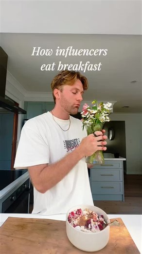 ABS | THE DANCE NUTRITIONIST🕺🍏 on Instagram: "How Influencers VS Normal people eat (apparently 🙄🤭)"