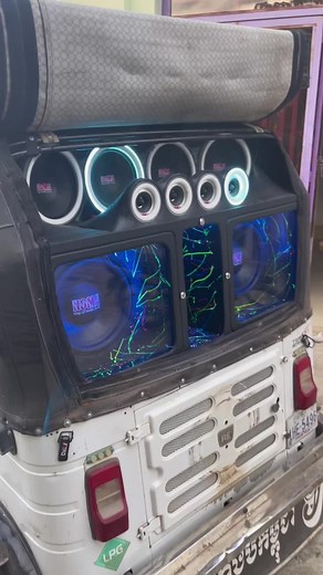 Custom Audio System in Modified Van Showcase