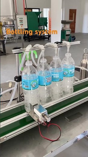 Conveyor and automatic botlling filling