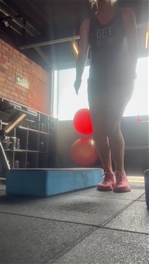 Salto com agachamento no step