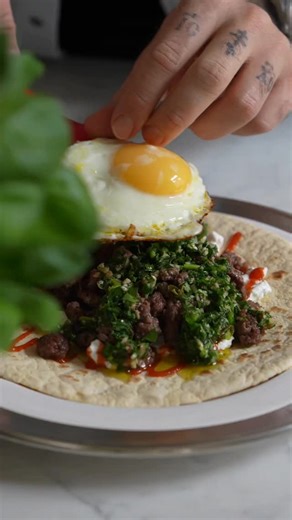 𝔐𝔞𝔯𝔢𝔨 𝔓𝔞𝔳𝔞𝔩𝔞 on Instagram: "Pokud si někdy připravujete klasické salsy, jako je chimichurri, vizuálně vás tohle nijak nepřekvapí, ale je tu zásadní rozdíl: absence výrazné kyseliny. A ne že by tam nemohla být, ale tyhle variace na salsu verde (zelenou omáčku) můžou být i bez ní. A často jsou. Zkuste klidně svou vlastní kombinaci bylinek, možností je mnoho — jen myslete na ty intenzivní, jako je máta nebo třeba estragon. Můžou přebít chuť těch ostatních, takže opatrně. Abych řekl pravd