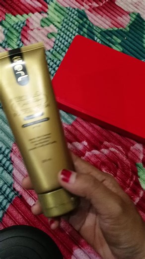 Ngga perlu skincare ribet kalo yang basic uda TOP !! wanginya tuu lembut dan busanya halus pwoll sekalipun cuma pake di ujung jari aja . di formulasikan dengan vitamin dan nutrisi kulit untuk membantu menjaga kulit tetap halus,segar dan sehat . di pake rutin biar kulit sehat,bikin glowing natural😉 #sabunwajah #berl #produk #facialwash