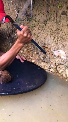 Gold extraction in the wilderness!💎 watch as I use traditional methods to extract gold bearing material from the rugged terrain, using a crowbar to uncover the hidden treasures!🔍 #goldprospecting #traditionalmining #goldhunting #naturelovers #adventuretime | Apri Gold Hunter