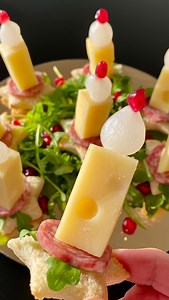 … une idée originale 🤩pour votre apéritif de Noël 🎄 . Des bougies 🕯️ de Noël comestibles ! Une ⬇️recette⬇️ très facile à réaliser 💫❣️ Ingrédients Pain de mie Salami Emmental Petits oignons Graines de grenade Moutarde Roquette Cure-dents Emporte-pièce en forme d’étoile Préparation 1. Tailler le pain de mie en forme d’étoile. Faites-le griller dans l’Airfryer (180 °C pendant 4 à 5 minutes), au grille-pain ou au four. 2. Couper l’emmental en rectangles d’environ 4 cm de haut et 2 cm de large, e