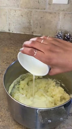 Creamy Garlic Mashed Potatoes with Heavy Cream | The Ultimate Holiday Side Dish