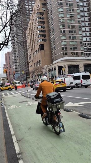 NYC Honking Madness: Pedestrians Get All the Noise（纽约狂按喇叭：行人承受全部噪音）