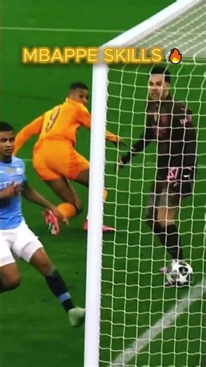 How Mbappé dribbles past defenders like this #mbappe #football #skills