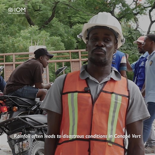 Netwaye kanal pou pwoteje lavi. Avèk sipò OIM ak Ambassade des États-Unis, Port-au-Prince (Haïti), Mairie de Port-au-Prince ap mennen travay netwayaj drenaj ak kanal pou diminye risk inondasyon epi ranfòse kapasite vil la pou fè fas ak move tan. -- Cleaning drains, protecting lives. With support from IOM and Ambassade des États-Unis, Port-au-Prince (Haïti), Mairie de Port-au-Prince is leading drainage and canal clearing efforts to reduce flood risks and help the city better withstand extreme wea