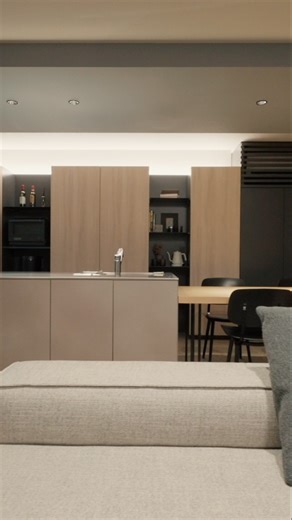 家づくりを考える上で、 「デザイン性を重視したいけれどコストも抑えたい」 「機能性を諦めたくないけれど価格とのバランスが難しい」 とお悩みの方も多いのではないでしょうか？ ディーワークスが提案するのは、「手が届くラグジュアリー」 洗練されたデザイン、快適な暮らしを実現する機能性、さらにコストパフォーマンスを兼ね備えた家を、実際に体感できる見学会です。 短時間でその魅力をしっかりと感じていただけます。 ・洗練された美空間 ・機能性の高さ ・コストパフォーマンス 「これなら自分たちでも実現できる！」という未来の住まいをリアルにイメージできます。 「非日常感」と「実用性」の両立を追求した住まいをぜひご体感ください。 スタッフ一同、皆様のご来場を心よりお待ちしております！ | 滋賀の分譲地・新築一戸建・注文住宅 D-works home