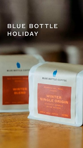 ブルーボトルコーヒー on Instagram: "Holiday Gift Collection ♥️ Limited Coffee 現在、ブルーボトルコーヒーでは「THE ART OF GIFTING」をテーマに、ホリデーギフトコレクションをご用意して皆さまをお迎えしています ☕️ 🎄 今回は、ホリデーシーズン限定のコーヒーについて、日本国内、そして香港、シンガポールのカフェでご提供しているコーヒー豆の焙煎を担うヘッドロースター・Kentaさんがその味わいの魅力をご紹介します。 ◼︎ウィンター シングルオリジン「エチオピア・ハンベラ・メタド・ナチュラル」 ホリデーシーズンを祝福するように旬を迎える、特別なシングルオリジンコーヒー。 ブルーベリージャムやハニー、ラベンダーを思わせるテイストが特長です。一口含むと、とろりとしたなめらかな口当たりの中に甘みが感じられ、温度変化と共にハーバルな香りやブラックティーのような爽やかな余韻が広がる一杯です。 カフェでは、ドリップコーヒー（HOT）、エスプレッソドリンクでもご提供しております。 ◼︎ウィンターブレンド 冬の中で感じる“居心地の良さ