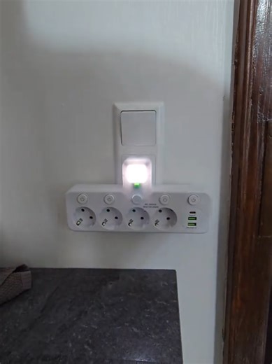 1 Multifunktions-Steckdosenleiste mit 4 AC-Steckdosen und 2 USB-Anschlüssen, 1 Typ-C-Anschluss, einfach zu platzieren und zu tragen, unabhängiger Schalter / kleines Nachtlicht, unverzichtbar für den Heimgebrauch, Netzteil, Multi-Stecker, Adapterstecker