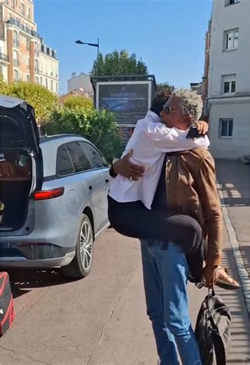 Je vous l’ai dit, la distance ne sépare jamais deux cœurs qui s’aiment très longtemps 🙏🏽 Malgré les épreuves on retrouve toujours les siens tôt ou tard 🌟 C’est la mission ! Profitez de vos parents, chérissez les , pardonnez les, parlez avec eux, disputez vous avec eux, réconciliez vous avec eux, porter au plus haut la divinité de ce lien, physiquement ou dans votre cœur, je vous promets que c’est libérateur ! 🙏🏽🌟 Merci à toi Papa d’être toujours présent de loin ou de prêt ❤️‍🔥👑