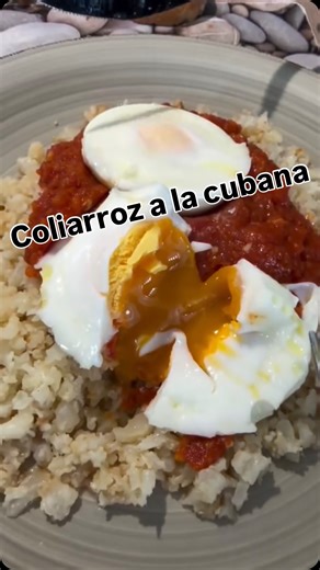 Imma Burgos Manotas on Instagram: "#coliarrozalacubana #makedemogreatagain #recetasfáciles Ingredientes: - 2 ajos laminados - Aceite de oliva virgen extra - una coliflor PREPARACIÓN 👨‍🍳👩‍🍳 1- poner la mitad de la coliflor en trozos lavada en el vaso y troceamos 5 sg vel4. Reservamos 2- ponemos el resto de coliflor y repetimos 3- calentamos en una sartén aceite de oliva virgen extra y sofreímos los dos ajos laminados, agregamos toda la coliflor y a fuego medio algo salteamos durante unos 8-10