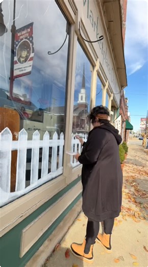 How fun is it that #downtownversaillesky is doing a classic Christmas movie theme?!!! This darling store chose “The Holiday” and wanted an all white design that made a nod to the movie and showcased their incredible window display set up like the kitchen in a cottage! (Their design idea - I just gave it “life”!) - Freehand line jobs are a good challenge and very rewarding! 🤗 | Window Artistry by Bri