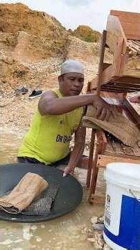 Perfect, the process of getting a lump of gold on the edge of the river, amazing #gold #vidioshorts