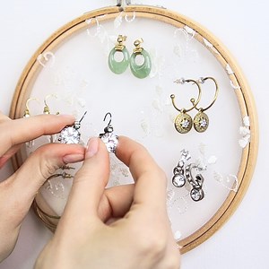 1.9M views · 11K reactions | A super easy-to-make DIY earring holder. 5-Minute Crafts ↩️ | 5-Minute Crafts | Facebook