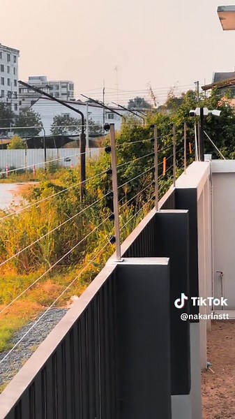 รั้วไฟฟ้ากันขโมย ลวดอลูมิเนียมอัลลอยด์ตัน และชุดเสาสแตนเลส อยู่กันยาวๆไปเลยครับ อยู่ลืม ยันลูกหลานท่านบวชเลยครับ 😂 #รั้วไฟฟ้า #รั้วบ้าน #สร้างบ้าน #กันขโมย #สัญญาณกันขโมย #บ้านฉัน #CapCut #คนไทยรู้ทัน #รักtiktok