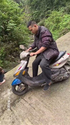 A woman was in a car accident and almost fell off a cliff.#kindness #inspiration #helpothers