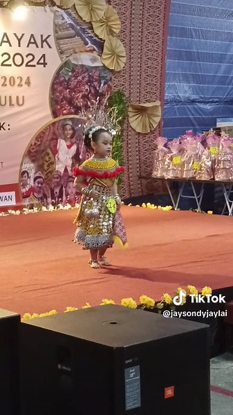 Pertandingan ratu cantik budak². Umur 5 tahun dah berani di atas pentas.