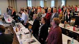 Die Diözesanversammlung singt gemeinsam das Kolpinglied. Zwei intensive und spannende Tage liegen hinter uns. | Kolping Paderborn