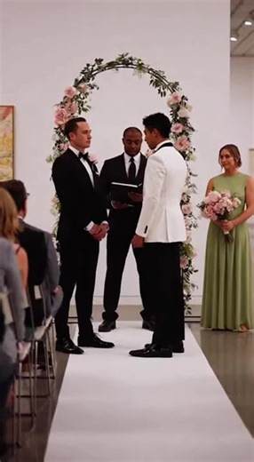 Bride's dress failed from the back and the whole wedding went into panic mode #microdrama #weddingtok #chaos #caughtoncamera #viralvideo