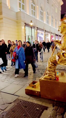 Just the way!#livingstatue #floating #prank