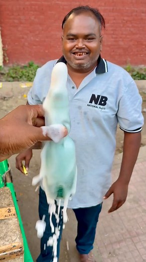 किसकी गलती है 🤣🤣 #reels #viral #trending #foody #instagram #facebook #meta #foodie #yummy #streetfood #funny | Foody Rahul