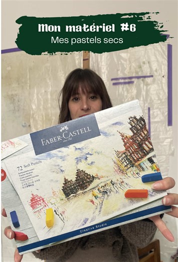 C’est la reprise ! 📹 J’ai pris le temps d’être de retour dans le studio pour filmer une nouvelle vidéo concernant le matériel que j’utilise pour mes différentes prestations artistiques. ✨ Dernièrement, je passe beaucoup de temps sur mes illustrations de mode. Et comme vous le voyez dans mes posts, j’aime beaucoup mixer les médiums pour avoir plus de textures. C’est pourquoi je travaille beaucoup avec les pastels secs, en complément de la peinture acrylique et de l’aquarelle. 👩🏻‍🎨 Il est donc