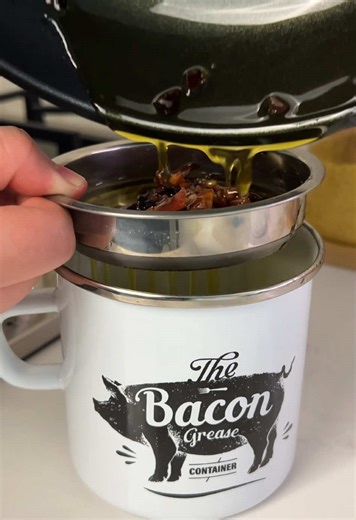 This stainless steel oil container with a built in strainer is chef’s kiss!10/10would 100% recommend !👍🏻🔥#kitchenhacks #bacon #kitchengadgets #stainlesssteelkitchen #kitchengadgets #fyp
