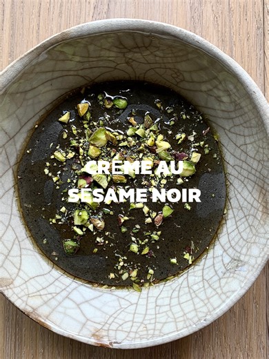 CRÈME AU SESAME NOIR DE CYRIL LIGNAC Temps de préparation : 10 minutes Temps de repos : 20 minutes Pour 4 personnes INGRÉDIENTS -50cl de lait entier ou lait d’amande -4 cuil. à soupe de purée de sésame noir -25g de sucre roux -25g de fécule de maïs -2,5cl d’eau -1,5cl d’eau de fleur d’oranger -2 cuil. à soupe de pistaches décortiquées et concassées -4 cuil. à soupe de sirop d’érable USTENSILES -1 casserole à fond épais 1 petit fouet à main, 1 cuillère à soupe -1 bol 1 spatule -4 petites coupelle