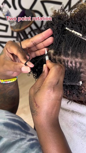 The two point rotation method for a microloc retight or interlocking. This is a big No No. a two point rotation is not not enough turns for interlocking. Using this method will strangle the loc and it will also cause holes or a V shape in locs. Stick to 3 point rotation or a 4 point rotation when using interlocking Methods. For more interlocking tips follow us! you know Naturallyyou is always working 😩🤞🏾 come check us out at our new location in Snellville Georgia!!! • make sure to get regular