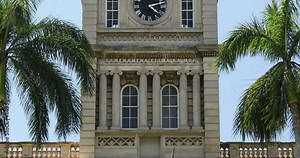 King Kamehameha statue in front of Aliiolani Hale (Hawaii State Supreme Court), Honolulu, Oahu, Hawaii, USA