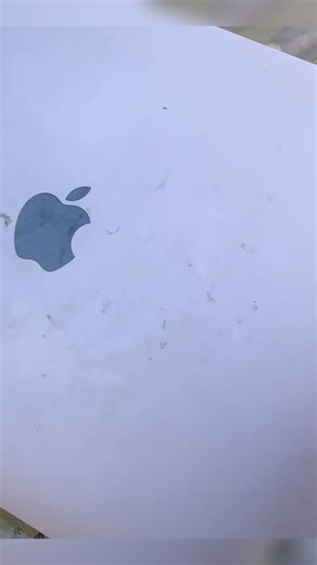 PARE de limpar seu MACBOOK assim! ❌ (LIMPEZA SEGURA) #shorts #macbook #dicas