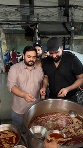 77K views · 13K reactions | Desi kuker late night Lahore #foodblogger #foodvideo #foodlover #food #haseebee #lahore | Haseebee | Facebook