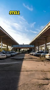 Unzählige verlassene Autos im alten Autohaus 🚗🔑 Stell dir vor, du findest ein verlassenes Autohaus voller alter, verstaubter Fahrzeuge. Reihenweise Oldtimer, vergessene Verkaufsprospekte und ein Ort, an dem die Zeit stehen geblieben ist. Doch Vorsicht – im Verkaufsraum bist du wie auf dem Präsentierteller! 😱 Welches Auto würdest du am liebsten mitnehmen? Schreib es in die Kommentare! 👇 Das komplette Abenteuer findest du auf unserem YouTube-Kanal @LostPlacesDiscovery 🎥🍿. Jeden Dienstag und 