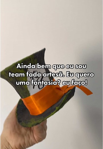 Tudo com cola art attack😝 . #halloweenlook #chapeleiromaluco #customized