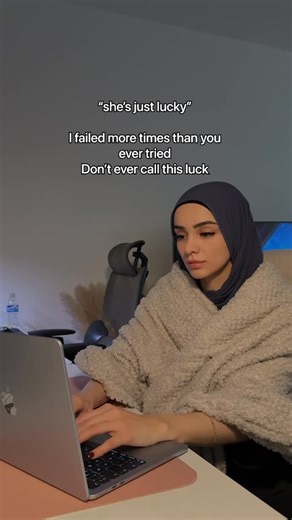 Naailah Dawood on Instagram: "If we haven’t met, heyy I’m Naailah. I’m a self-employed social-media marketing manager who works completely remotely - which means I can work from anywhere in the world 🌍 I basically work in the background for other businesses and help build their social media! businesses I work for include, fashion brands, toy companies, apps and mental heath businesses. After building my own business, helping brands grow online, I’m now creating a programme to teach others how t