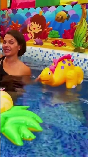 Maya y Lina juegan en la piscina y dan de comer a los juguetes