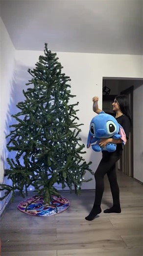 Stitch Lover 💙 on Instagram: "it’s a Stitch Christmas 🩵🎄 🎥:@isledy_beauty_nails #stitch #liloandstitch #christmas"